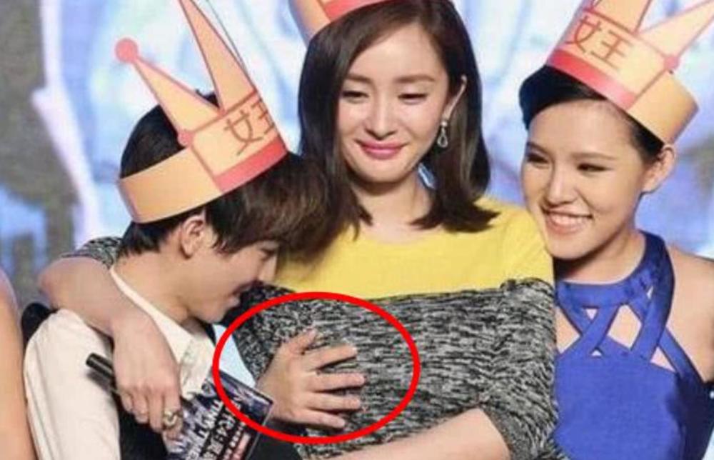 明星们最"尴尬"同框照片,杨幂一脸无奈,网友:笑到肚子