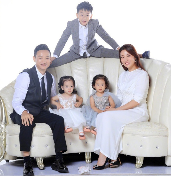 奥运冠军杨威晒全家福,杨阳洋帅气,一对双胞胎女儿十分抢眼