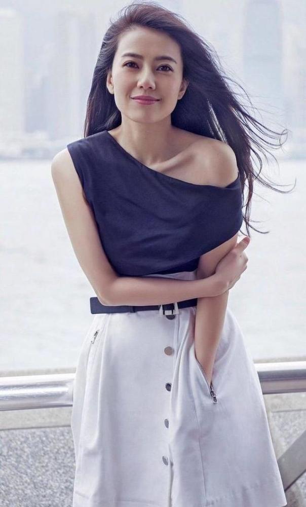 高圆圆:90后心中的最美女神,轻熟女的气质穿搭,清纯美丽端庄