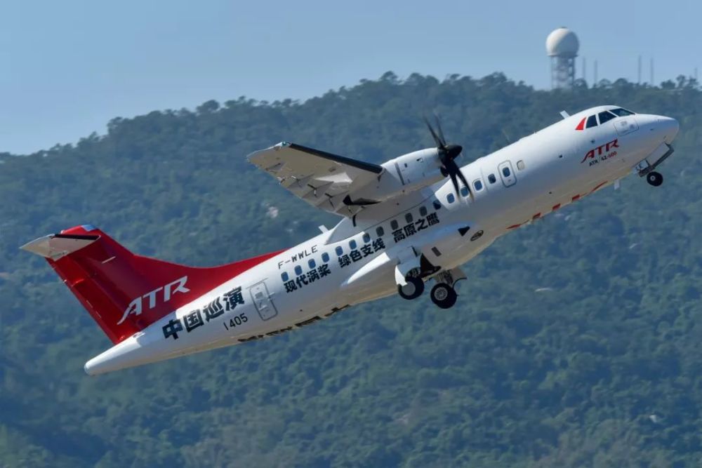 中还有一架机身写满了中文的螺旋桨飞机,它就是来自法国的 atr42-600