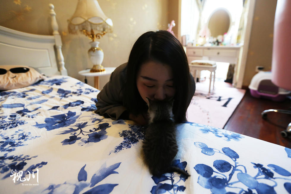 男生女生玩游戏脱内衣_女生内衣内裤半脱照片