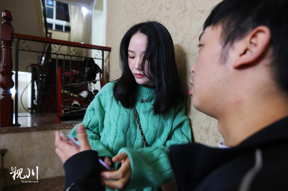 男生女生玩游戏脱内衣_女生内衣内裤半脱照片