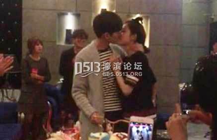 娜扎张翰饭桌前热吻被同事拍下 虐爆单身狗(图)