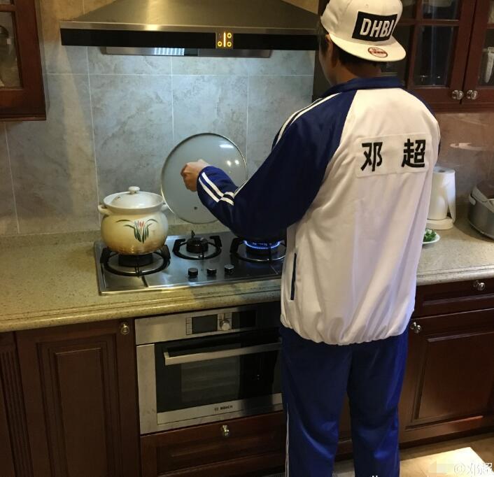邓超自夸居家又贤惠 为孙俪煮面庆生