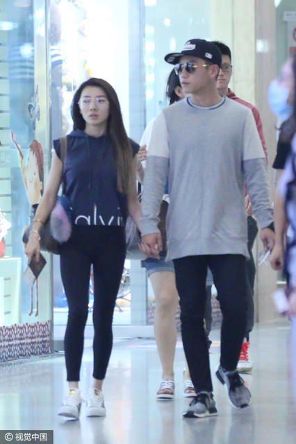 郑恺与女友现身机场 十指紧扣秀恩爱