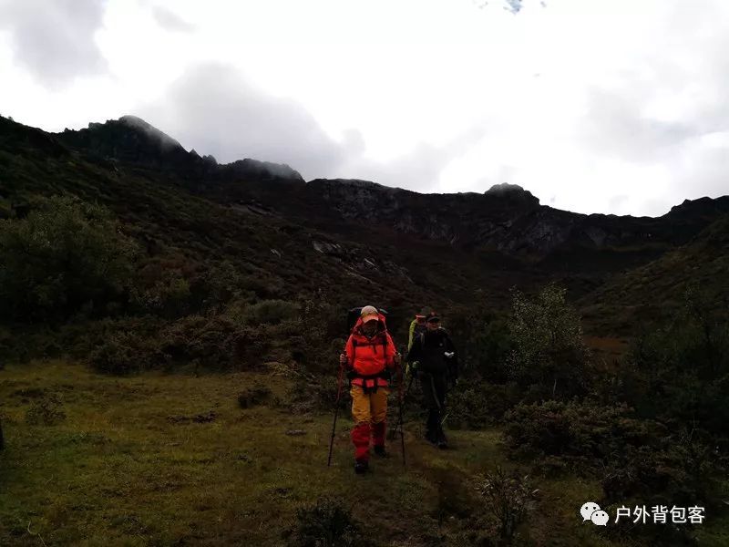 其他队友都出发了,快乐大山还在收拾营地,因为照顾搭档,他昨晚背负的