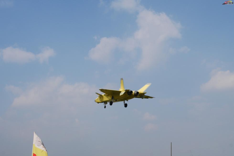 快要服役?新黄皮歼20试飞不刷号