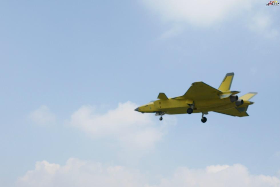 快要服役?新黄皮歼20试飞不刷号