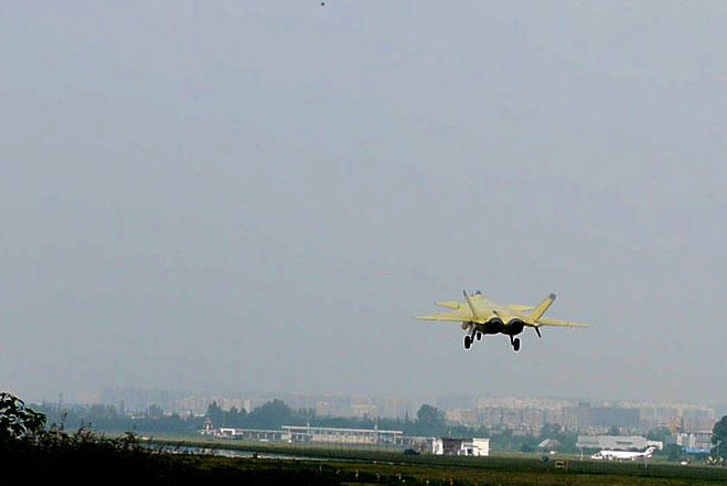 快要服役?新黄皮歼20试飞不刷号