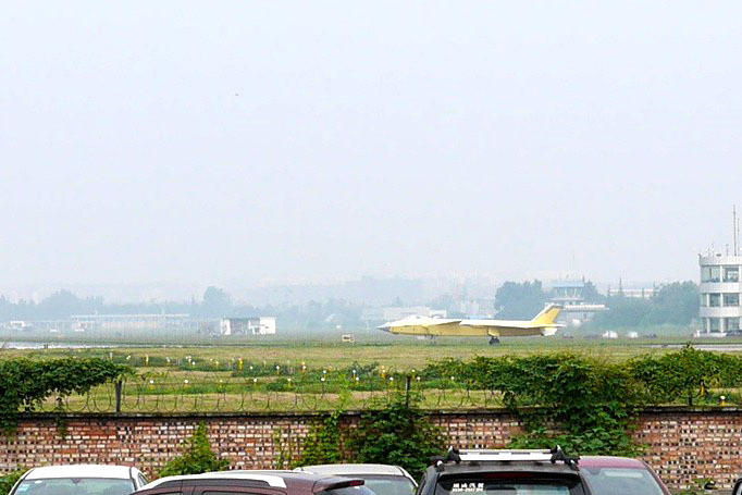 快要服役?新黄皮歼20试飞不刷号