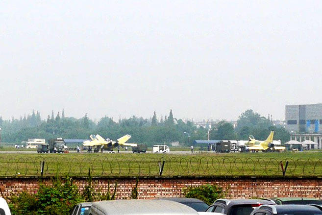 快要服役?新黄皮歼20试飞不刷号