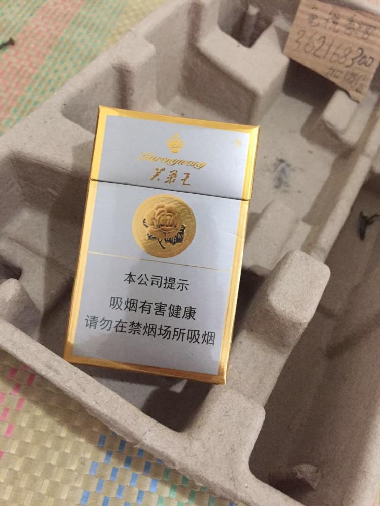 芙蓉王:硬盒装粗支烤烟型香烟,金色印刷外表,黄色烟头过滤嘴.