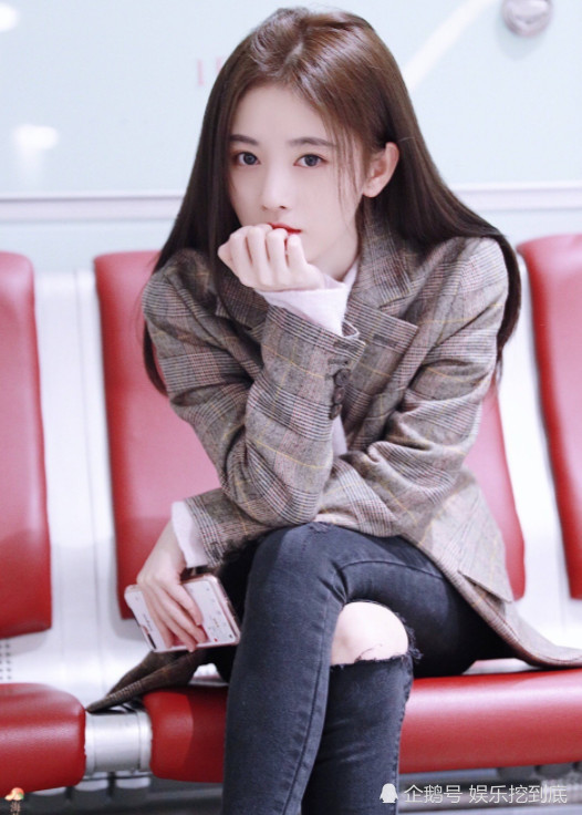 鞠婧祎演绎走路喝奶茶的姿势,面无表情,网友:心里在偷笑吧?