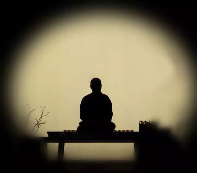 而佛教倡导的坐禅,是通过静坐的方式,将身心调和,使妄想沉淀,情绪