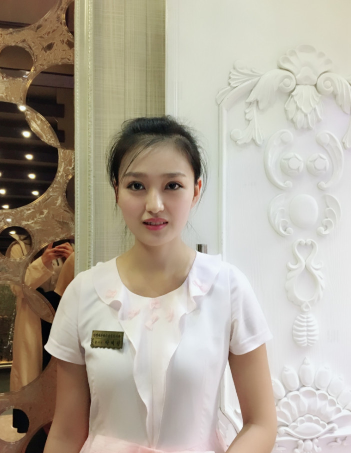 朝鲜酒店里的女服务员,颜值很高,学历也很高