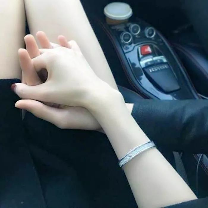 心理测试:哪一对牵手情侣没有爱情,测哪个瞬间你会放弃深爱的人