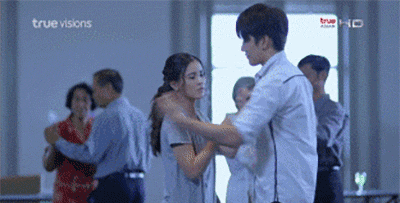 洗漱间里调皮逗女主笑 还有机场抱着女主不撒手 还有缠缠绵绵到天涯的