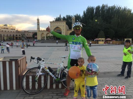 男子骑行87天抵葡萄牙 中途收获爱情