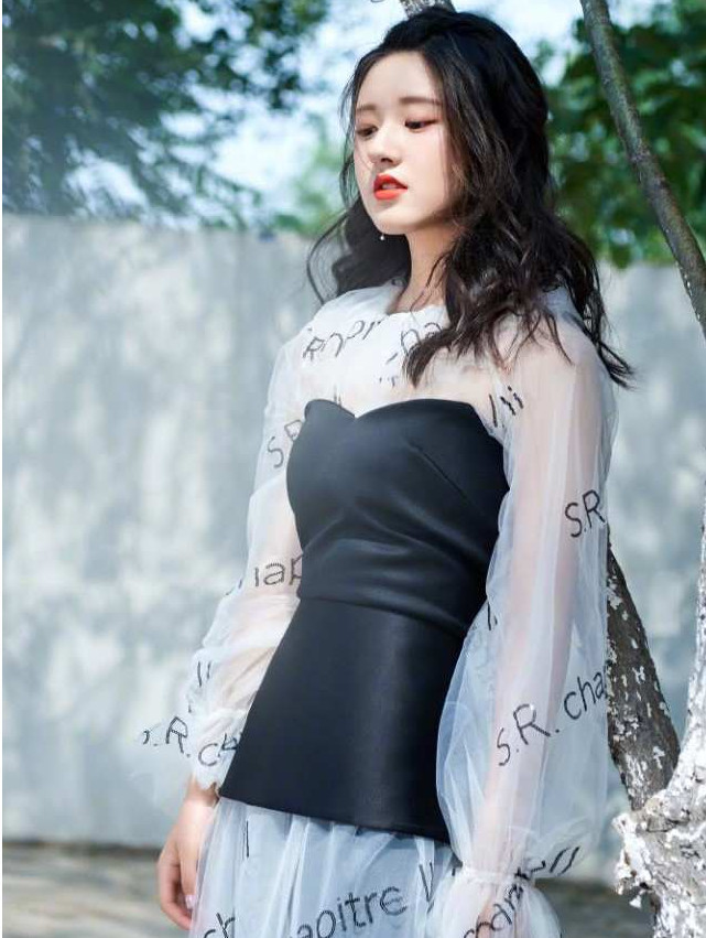 昔日清纯的"洛肥肥"赵露思,大胆秀出事业线,秒变性感女王!