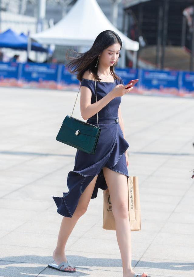 成都街拍:图1淡雅,图2清纯,图3小姐姐手里拿的是抱枕吗