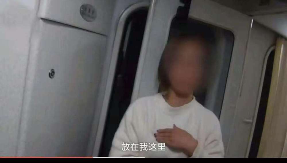 女子火车上睡着后被陌生男子摸胸,男子:她胸比我老婆大