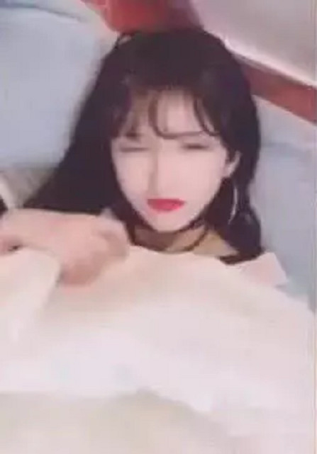 女装大佬艾比被舍友调戏,睡姿性感让人把持不住,网友