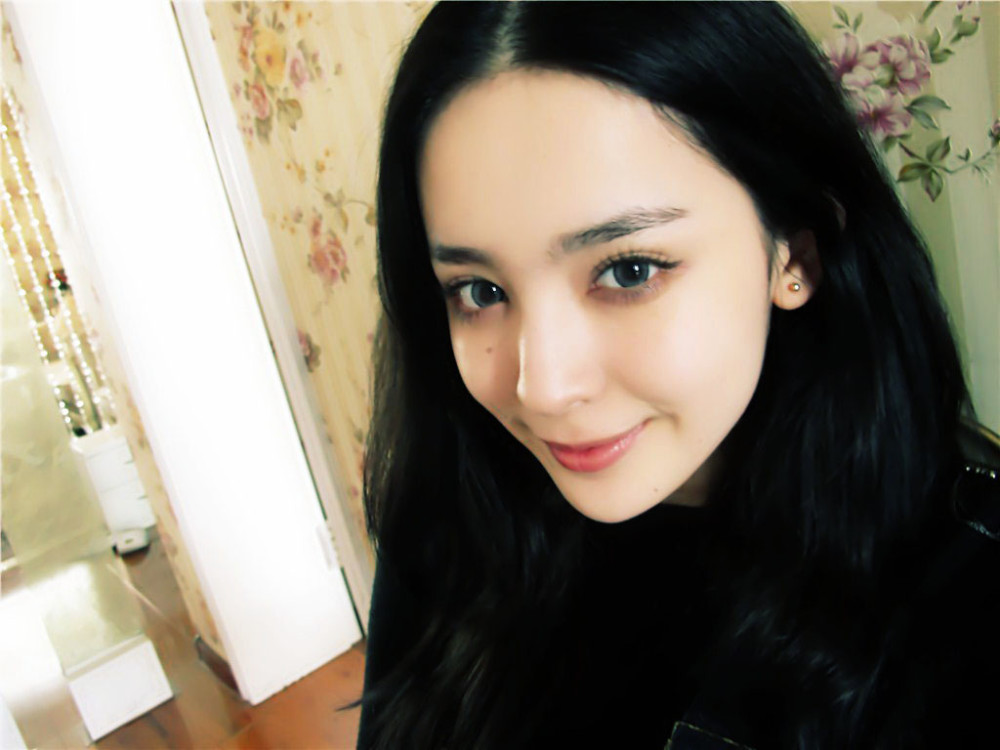 娜扎张翰饭桌前热吻被同事拍下 虐爆单身狗(图)