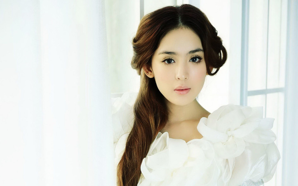 娜扎张翰饭桌前热吻被同事拍下 虐爆单身狗(图)