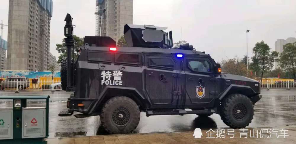 路边偶遇武警装甲车剑齿虎,路虎在它面前就是奶猫,净重8.7吨