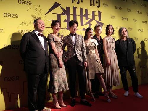 标准网红站姿?张天爱这岔腿姿势也不是一回两