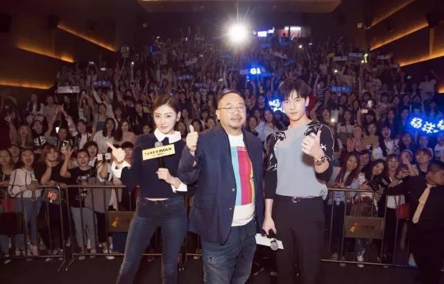 标准网红站姿?张天爱这岔腿姿势也不是一回两