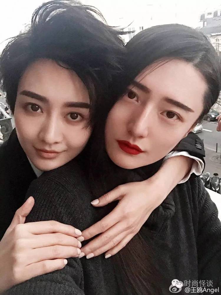 标准网红站姿?张天爱这岔腿姿势也不是一回两