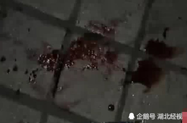 女孩遇抢劫大声呼救,惹怒抢匪被捅数刀,倒地抽搐后身亡