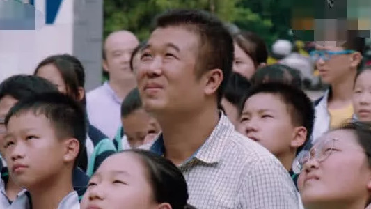 告白说:少年得知徒步女生:要拜女孩为师含泪身爸爸武上台图片