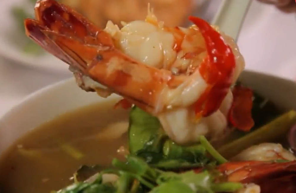 泰国著名美食小吃,吃一碗顶国内三餐的份量,盐水虾足足下了5只