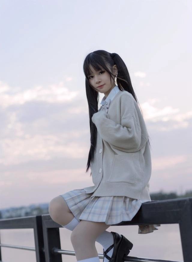 三次元jk双马尾萝莉 绝对领域 秋天傍晚的少女!