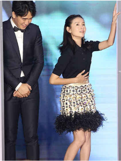 38岁董洁扮少女台上狂撩翟天临,这个站姿被网