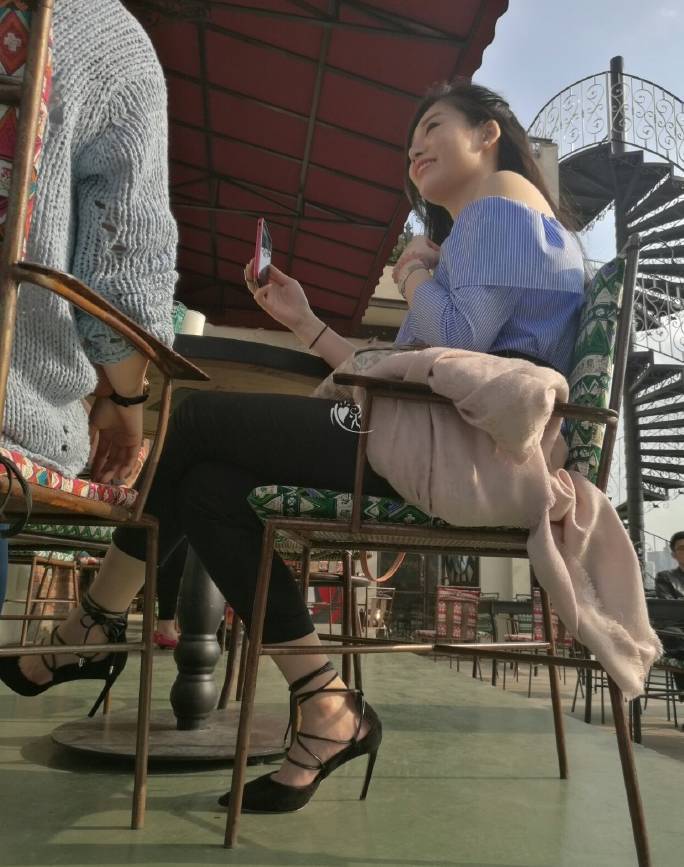 坐在椅子上翘腿的丰腴女人,她风情万种的样子迷人,有迷倒你吗?