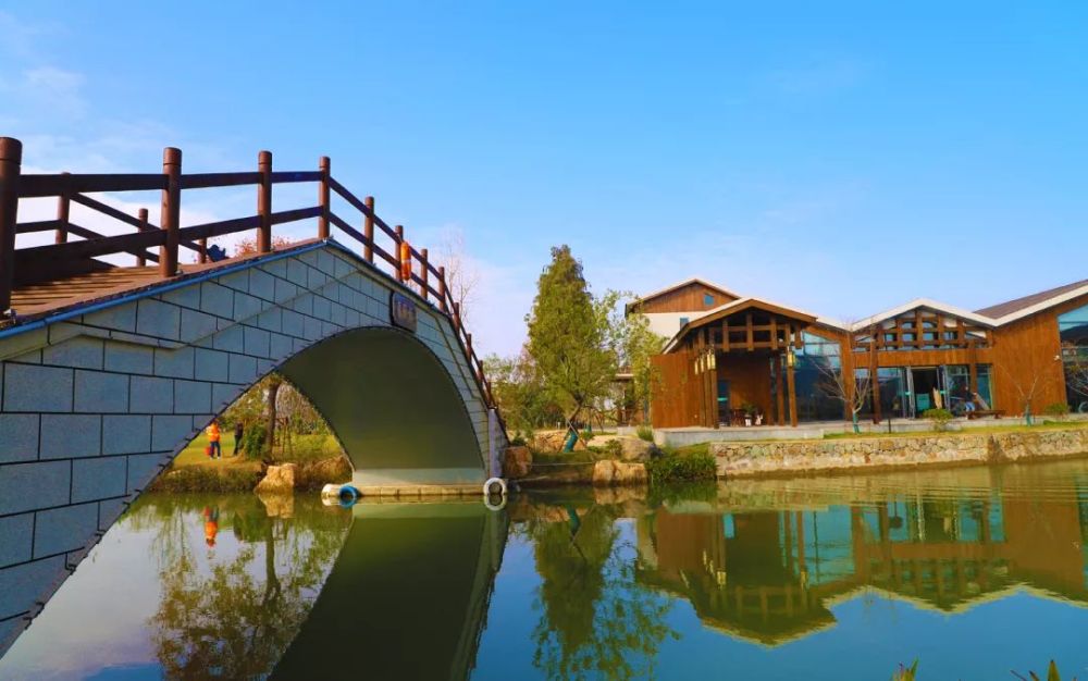 为充分展现水乡风貌,钱家渡景区共新建了5座人行小桥,在尊重中式