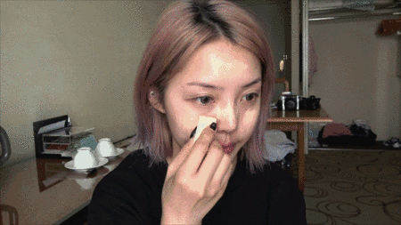 粉底液 用美妆蛋轻轻的按压脸上 均匀涂开就可以了 最后就是打造柔光