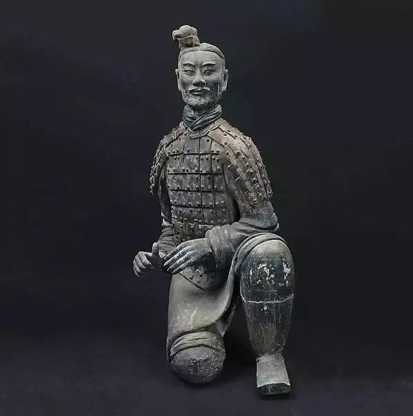 这个重装步兵俑于1977年在陕西省秦始皇陵兵马俑2号陪葬坑出土,作跪射