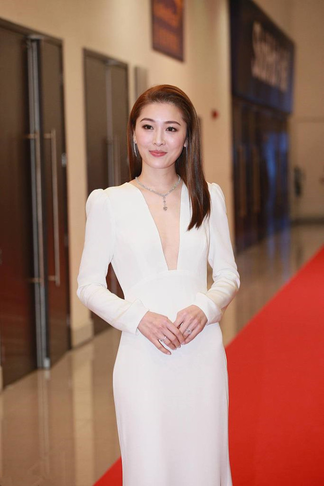 周丽淇也是一袭白色深v缎面礼服,搭配上披肩的长发,简约精致.