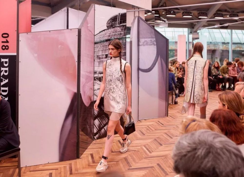 缪西娅·普拉达全权负责普拉达(prada)所有创意上的决策,对每一个