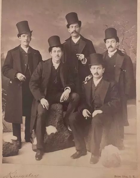 1886年,头戴河狸帽的绅士们(图源weixin)