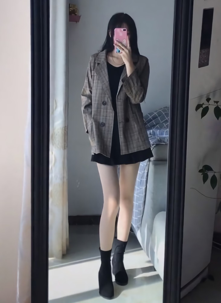 美女镜前自拍,看到腿的第一眼就心动了,就是长了一张"
