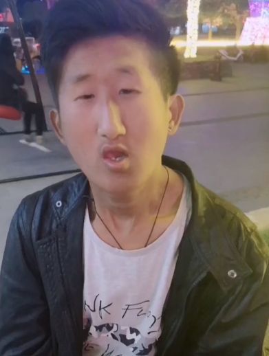 抖音紧凑哥换发型了,名如其人,五官真紧凑