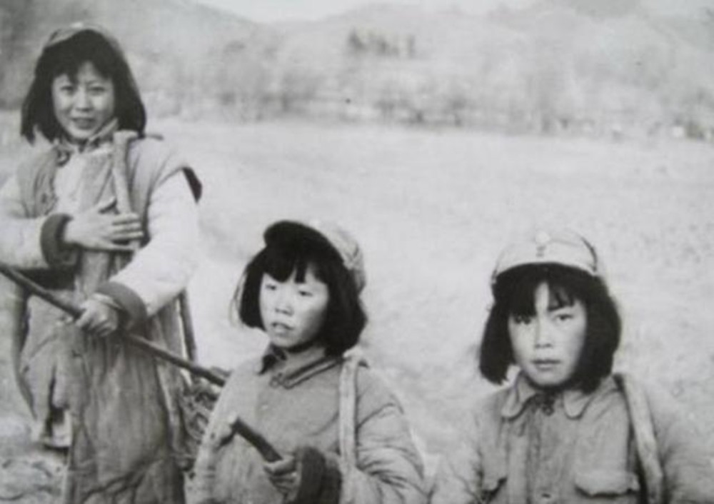 罕见老照片:三个英气的八路军女兵,慰安妇伺候士兵一脸享受!