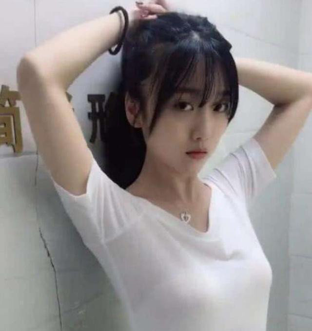 抖音"清纯美女"走红,当镜头下转时,网友:美女该换裤子