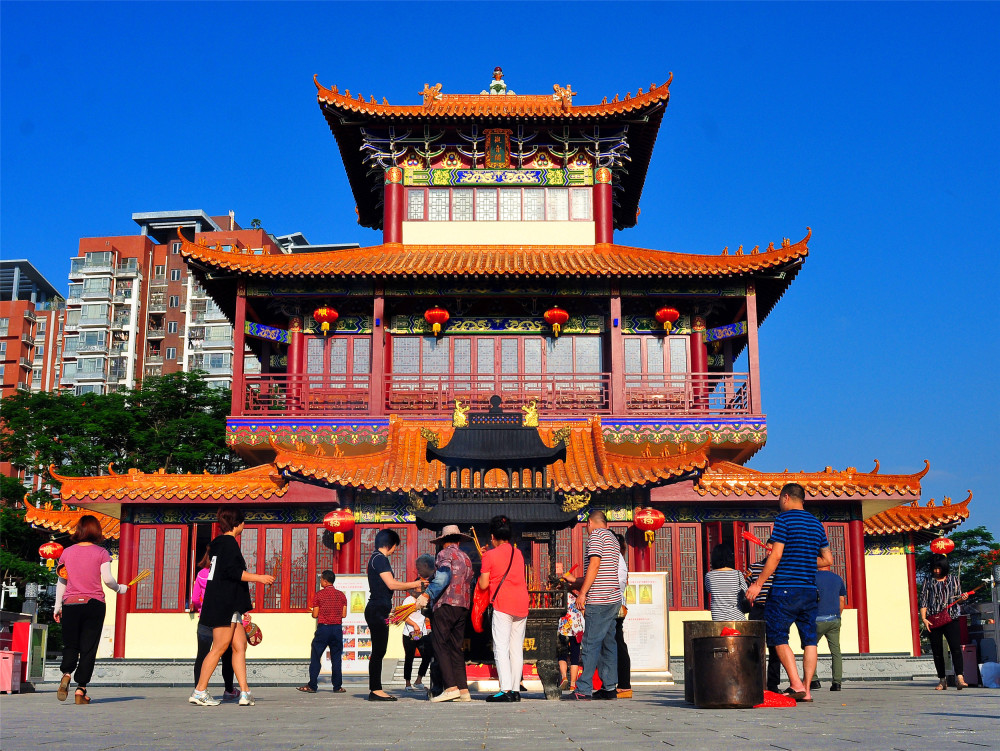 与公园连在一起的龙兴寺,也叫观音阁,也是龙岗规模最大的寺庙.