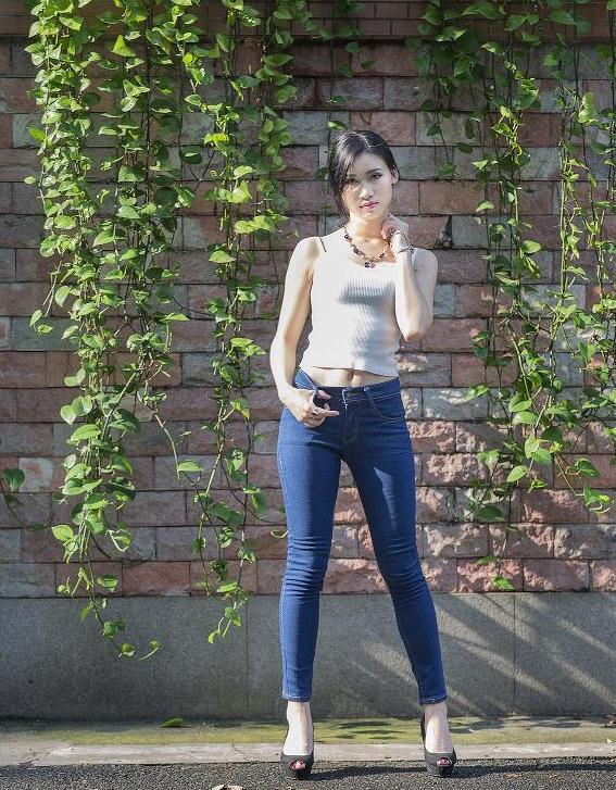 人像摄影:身材高挑的牛仔长裤美女街头写真